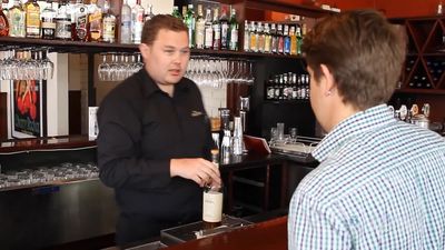 Compare and contrast barroom tipping customs in Australia and the U.S.